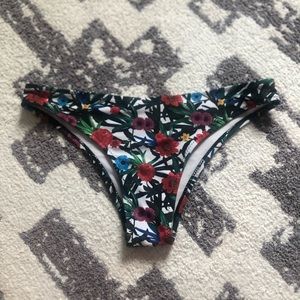 Cheeky swimsuit bottoms